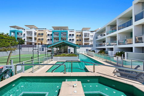 3BR Coolum Beach , Rooftop Terrace, Spa, Tennis, Pool - Airlie Beach Holiday 2