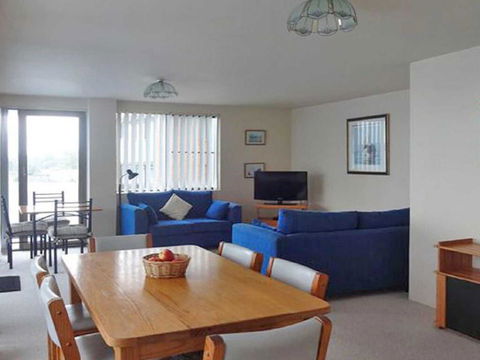 4 'The Point' 5-7 Mitchell Street- Stunnning Water Views With Air Conditioning - Airlie Beach Holiday 3