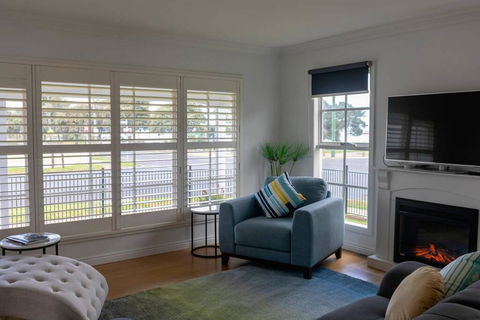 5 Bedroom Close To Beach And Moorpanyal Park - Airlie Beach Holiday 2