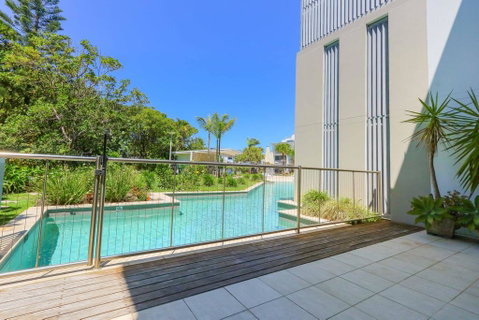 A Deluxe Swim Up - Drift Apartments South - Airlie Beach Holiday 1