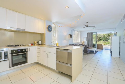 A Deluxe Swim Up - Drift Apartments South - Airlie Beach Holiday 2