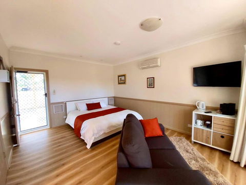 Accommodation Creek Cottages & Sundown View Suites - Airlie Beach Holiday 1