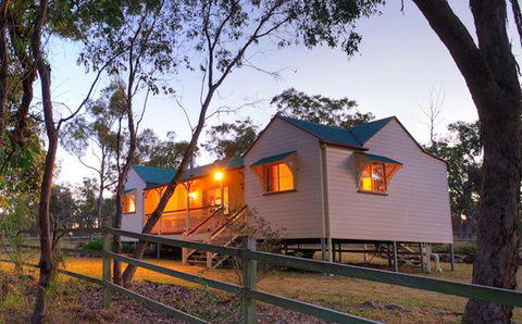 Accommodation Creek Cottages & Sundown View Suites - Airlie Beach Holiday 0