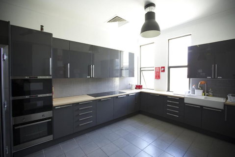 EBS Sydney Hostel - Airlie Beach Holiday 4