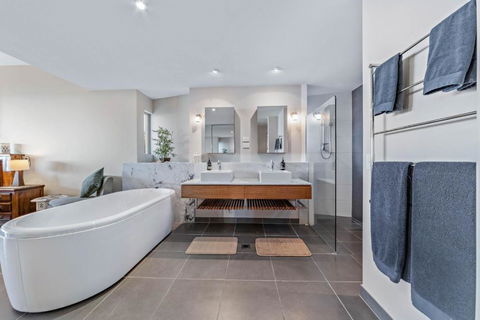 Executive Whitsunday Penthouse At 40 Reflections - Airlie Beach Holiday 2