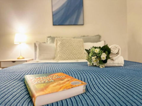 FC104 -1 BATH 2 BR Modern Oasis With, Pool & Gym - Airlie Beach Holiday 2