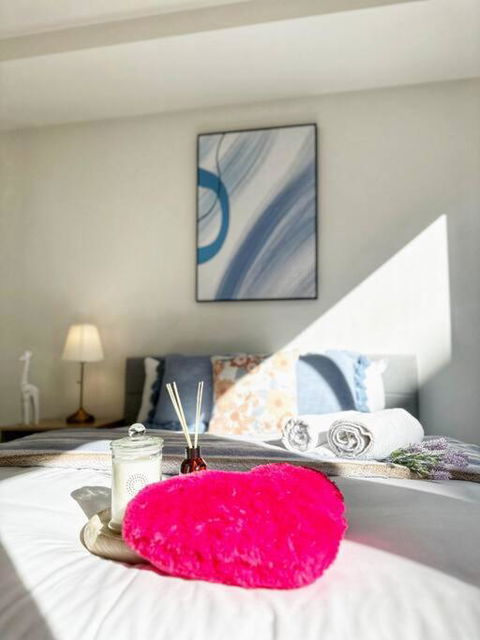 FC104 -1 BATH 2 BR Modern Oasis With, Pool & Gym - Airlie Beach Holiday 0