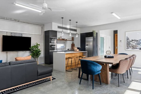 Exquisite Beachside Mansion - Airlie Beach Holiday 0