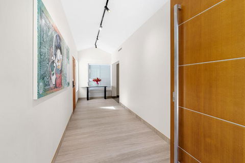 Exquisite Oasis Family Retreat - Airlie Beach Holiday 3