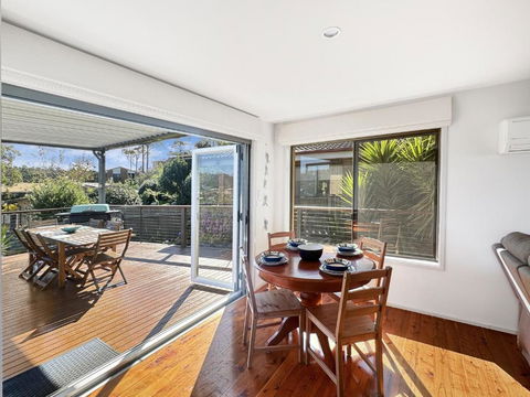 Fab 3-Bed Stay With Great Outdoors & Water Views - Airlie Beach Holiday 4