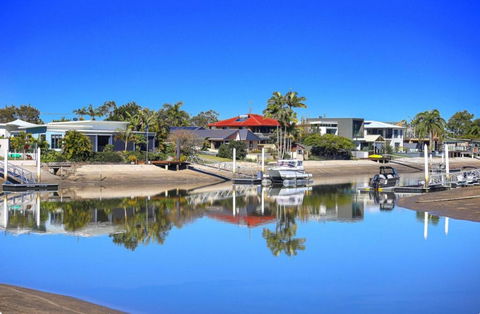 Fabulous Canal-front Unit In Mooloolaba - Airlie Beach Holiday 1