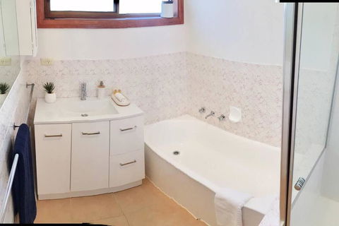 FERNLY BFast, WiFi Nflx AC Walk2Pizza Liquor Deli, - Airlie Beach Holiday 2