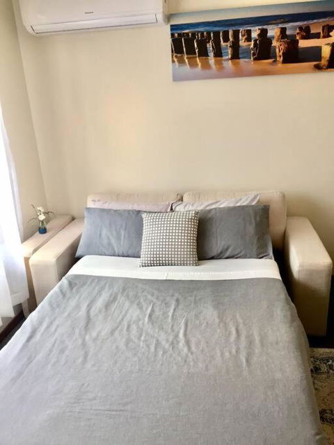 FERNLY BFast, WiFi Nflx AC Walk2Pizza Liquor Deli, - Airlie Beach Holiday 1