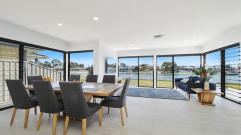 FLOATING ON THE CANALS - 80 COMMODORE CRES - Airlie Beach Holiday 1