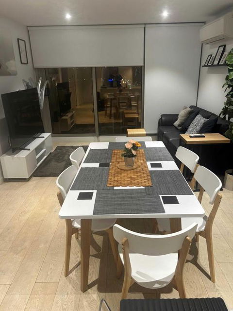 FLEMINGTON - Melbourne City Views - Airlie Beach Holiday 3