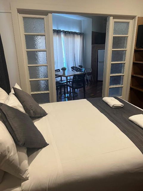Gin Gin Budget Accommodation - Airlie Beach Holiday 1