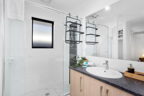 Guildford Family Hideaway - Airlie Beach Holiday 2