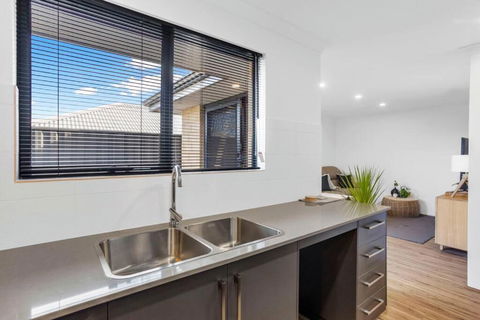 Guildford Family Hideaway - Airlie Beach Holiday 3