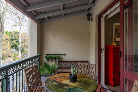 Hip Inner-City Living In Vibrant Erskineville - Airlie Beach Holiday 1
