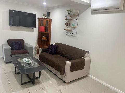 Homely Granny Flat, Kings Langley - Airlie Beach Holiday 2