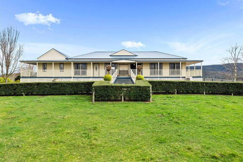 IRONBARK FARM Farmhouse On 52 Acres In The Scenic Yarra Valley - Airlie Beach Holiday 0