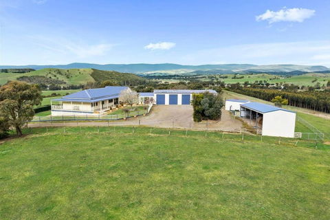 IRONBARK FARM Farmhouse On 52 Acres In The Scenic Yarra Valley - Airlie Beach Holiday 1