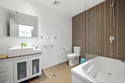 All Amenities Only Downstairs, 20 Mins To CBD - Airlie Beach Holiday 2