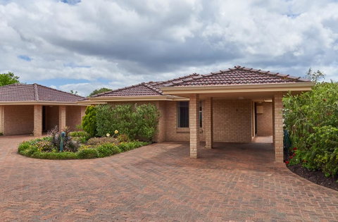 API Busselton Seaside Escape Apartments - Airlie Beach Holiday 3