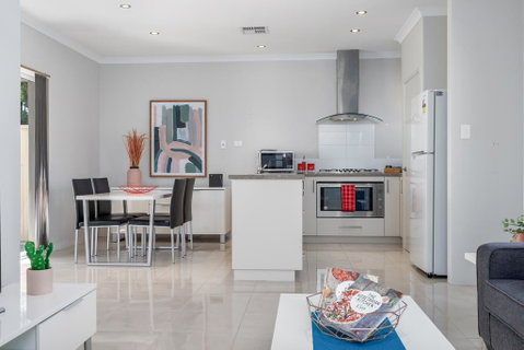 Ardross Short Stays - Airlie Beach Holiday 0