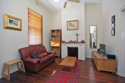 Art On Attfield - Cute Heritage 1 Bedroom Stone Cottage - Airlie Beach Holiday 1