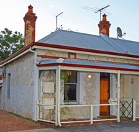 Art on Attfield - cute heritage 1 bedroom stone cottage - Airlie Beach Holiday