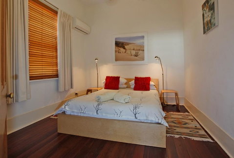 Art On Attfield - Cute Heritage 1 Bedroom Stone Cottage - Airlie Beach Holiday 2