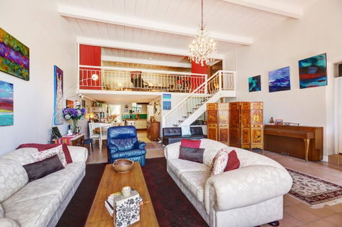 Arty Warehouse Apartment - Stroll To South Beach - Airlie Beach Holiday 3