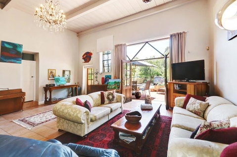 Arty Warehouse Apartment - Stroll To South Beach - Airlie Beach Holiday 0