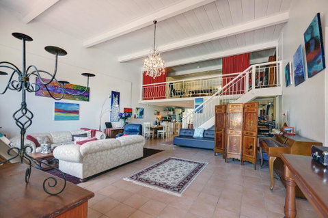 Arty Warehouse Apartment - Stroll To South Beach - Airlie Beach Holiday 2