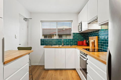 Mid-Century Morningside 2-Bed Apartment - Airlie Beach Holiday 1