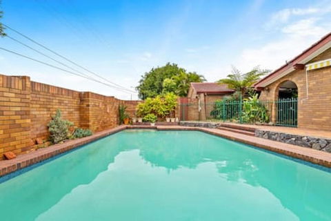 Modern Comfort Retreat 4Bed Cozy Haven W Pool - Airlie Beach Holiday 2