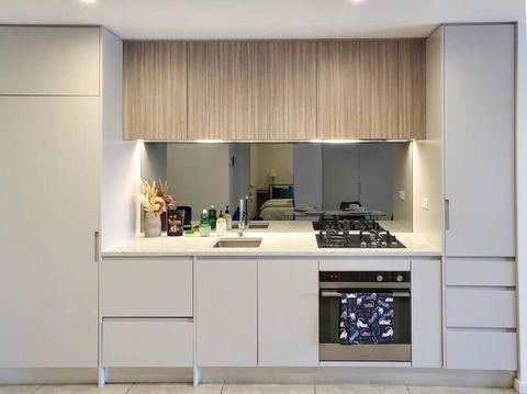 Modern Elegance: 2 Bedroom Oasis W/ Free Parking - Airlie Beach Holiday 1