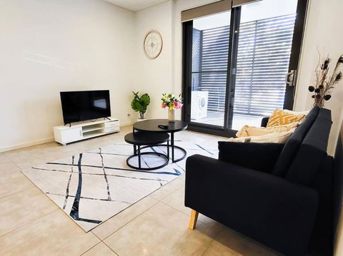 Modern Elegance: 2 Bedroom Oasis W/ Free Parking - Airlie Beach Holiday 3