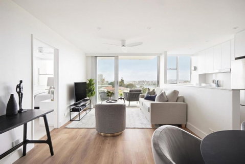 Modern Glamour I90 - Airlie Beach Holiday 0