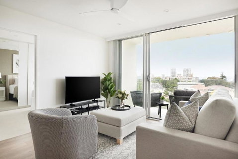 Modern Glamour I90 - Airlie Beach Holiday 1