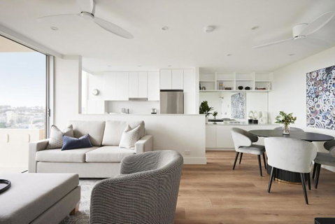 Modern Glamour I90 - Airlie Beach Holiday 3