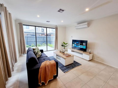 Modern Narre Warren Three Bedroom Townhouse, Close To Fountain Gate SC - Airlie Beach Holiday 1