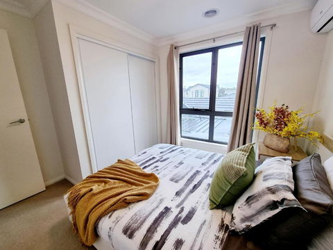 Modern Narre Warren Three Bedroom Townhouse, Close To Fountain Gate SC - Airlie Beach Holiday 3
