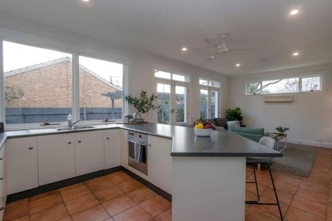 Morris And Eaton Cottages - 3BR WiFi Parking - Airlie Beach Holiday 2