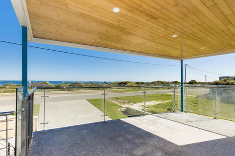 Oceans Waves - Luxury Apartment With Ocean Views - Airlie Beach Holiday 2