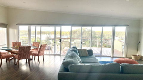 Off The Net - New Listing - Esplanade Property With Views Of The Channel - Airlie Beach Holiday 2