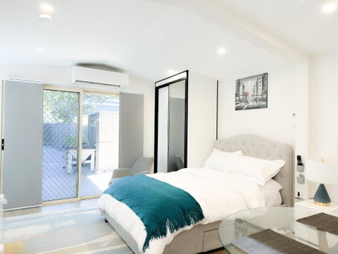 Private, Local Living Studio In Mascot, Airport - Airlie Beach Holiday 0