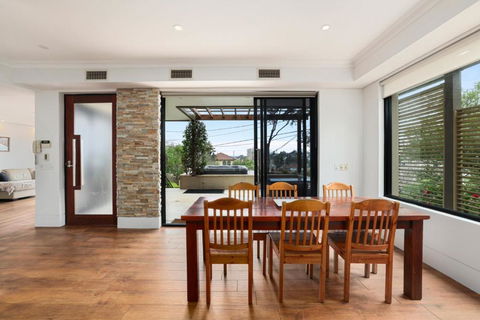 Ra Wonga - Queenscliff Beach House - Airlie Beach Holiday 1