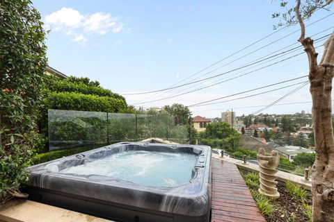Ra Wonga - Queenscliff Beach House - Airlie Beach Holiday 0